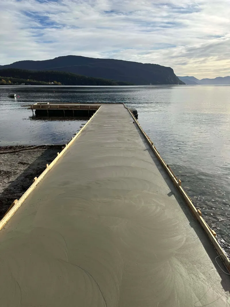Støpt betongkai langs sjøen