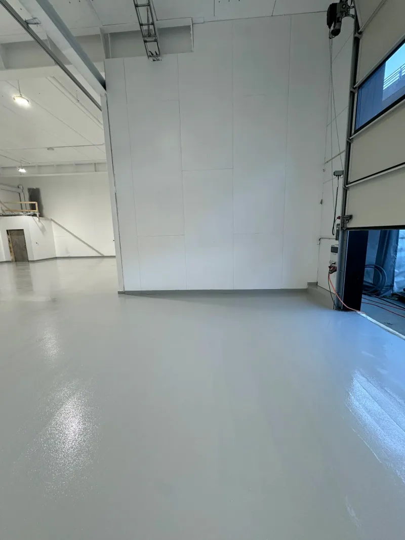 Ferdig, glatt gulv i en lys industrihall