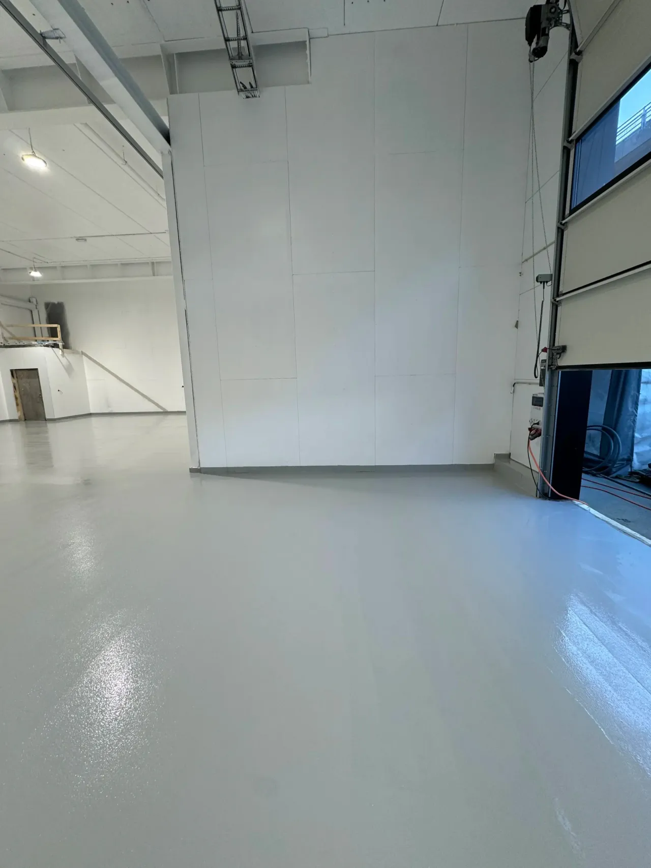 Ferdig, glatt gulv i en lys industrihall
