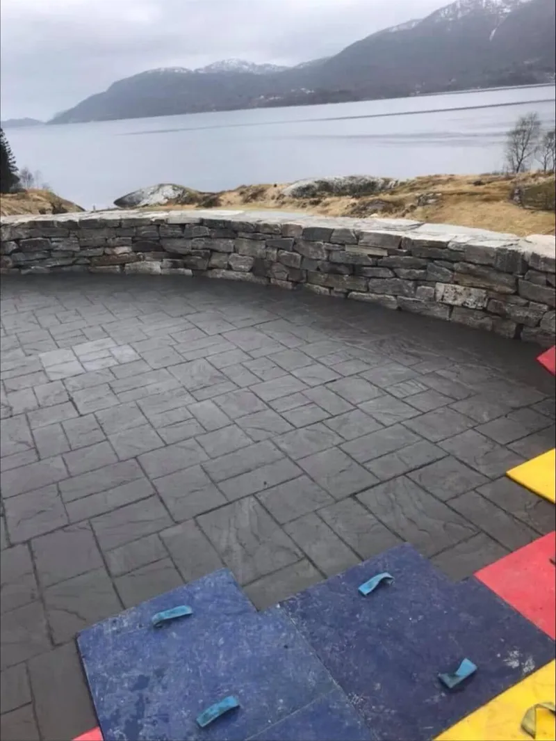 Pressbetong med steinmønster og utsikt over fjorden