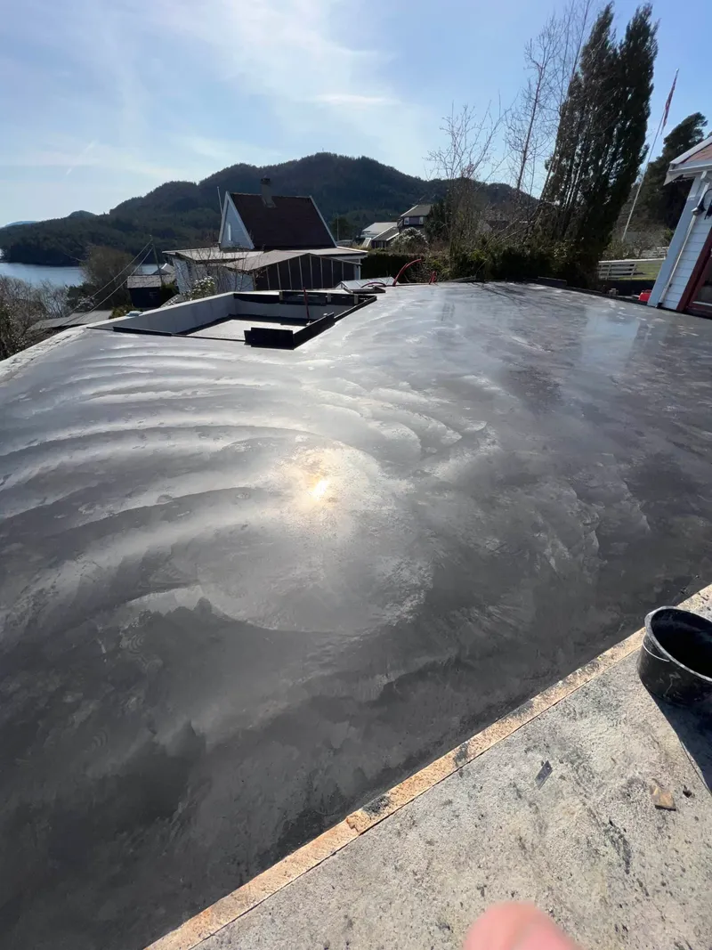 Nystøpt takflate med utsikt over fjorden