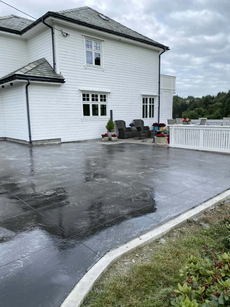 Refleksjon og glatt overflate av ny helling på uteareal.