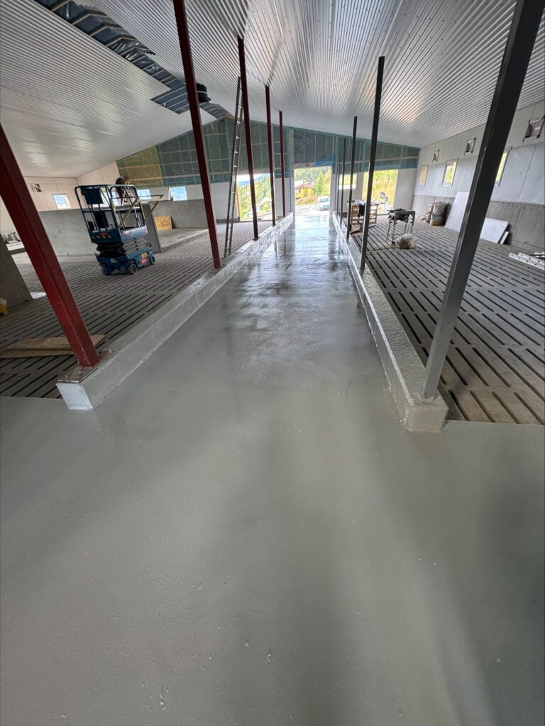 Høy kvalitet betonggulv under bygging, klar for videre arbeid.
