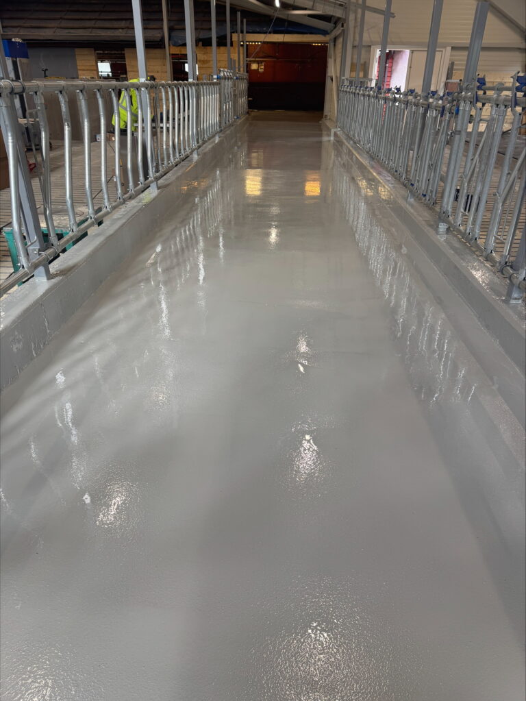 Gulv med ny, jevn og glatt overflate i industrihall, ferdig med gulvavretting.