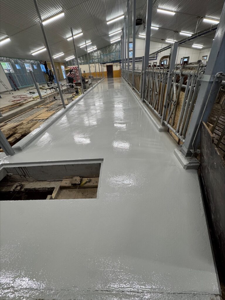 Gulvstøp og avretting av betong i industrihall for jevn overflate.