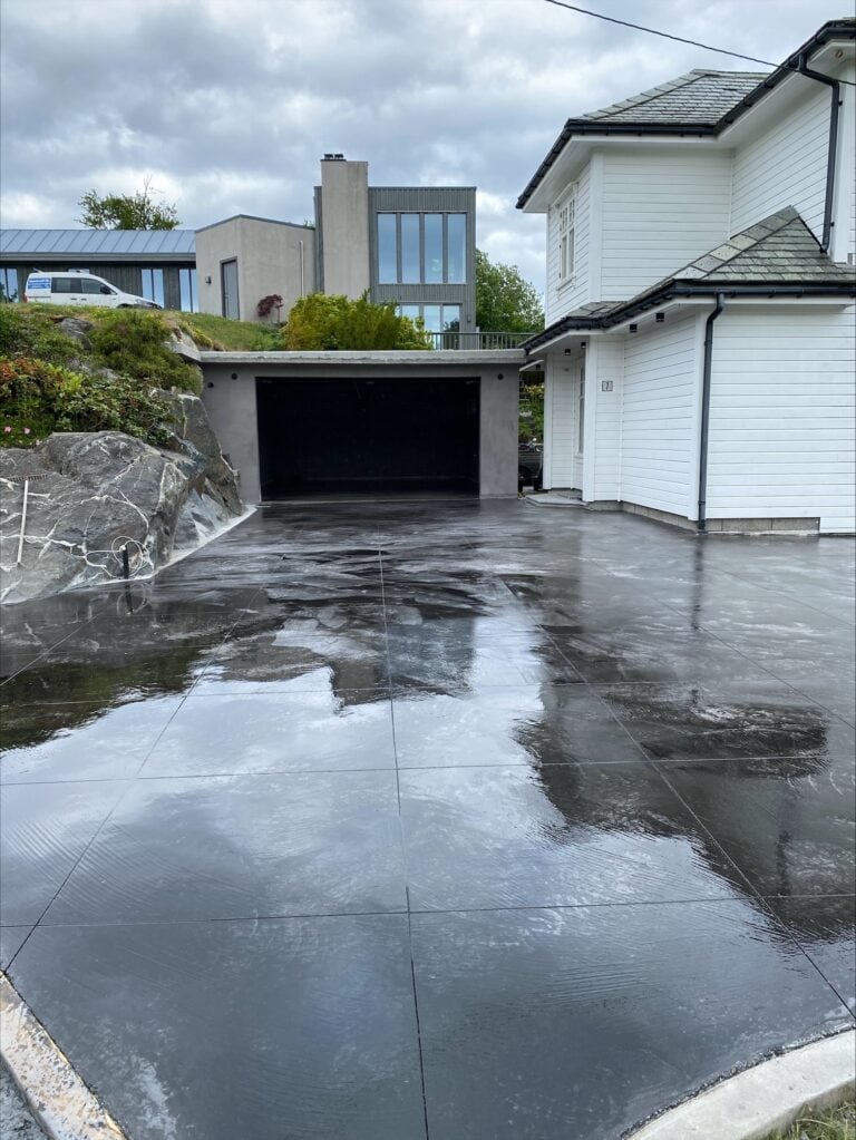 Betonggulv med glatt, polert overflate foran huset.