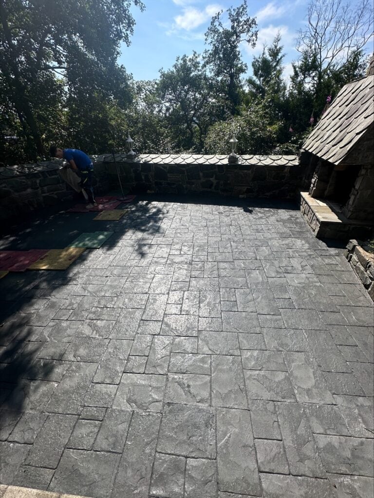 Takterrasse med belegningsstein og omgivende natur, utendørs terrasse, steinbelagt uteområde.