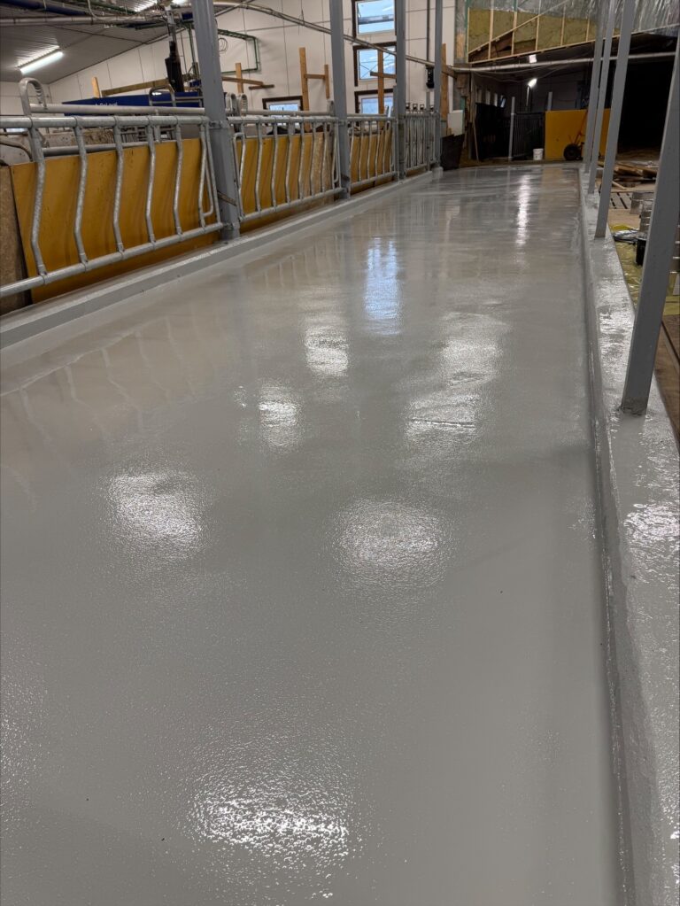 Gulvstøp og avretting av betongflate i innendørs byggemiljø.