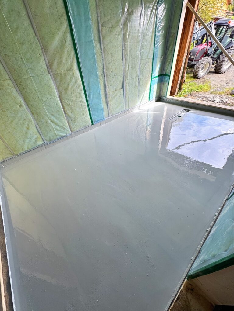 Gulvstøp og avretting av betong i nybygg, ferdigstilt med glatt overflate.