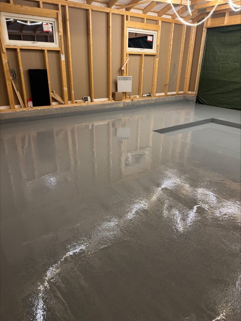 Betonggulv med glatt overflate i byggeprosess, klar for videre ferdigstilling.