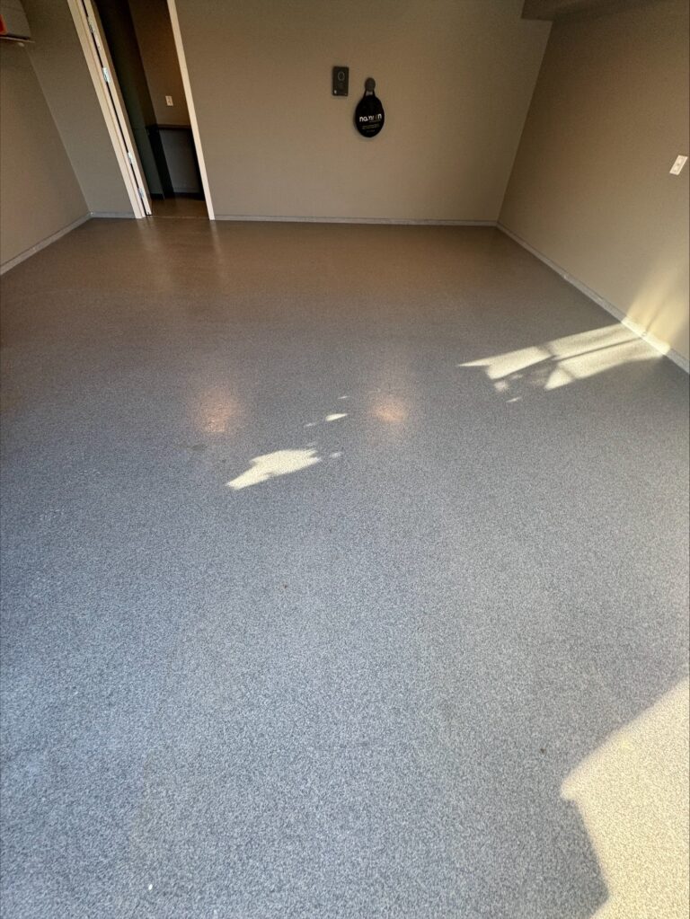 Gulv med jevn, glatt overflate etter støp og avretting.