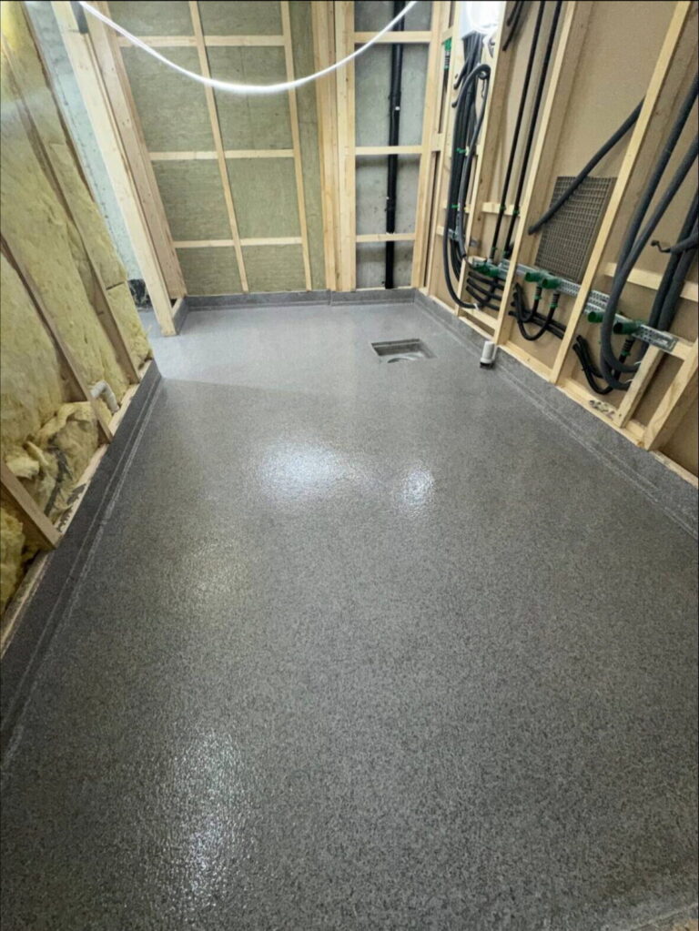 Gulv med ny støpt og jevnt betongflate i et bygg.