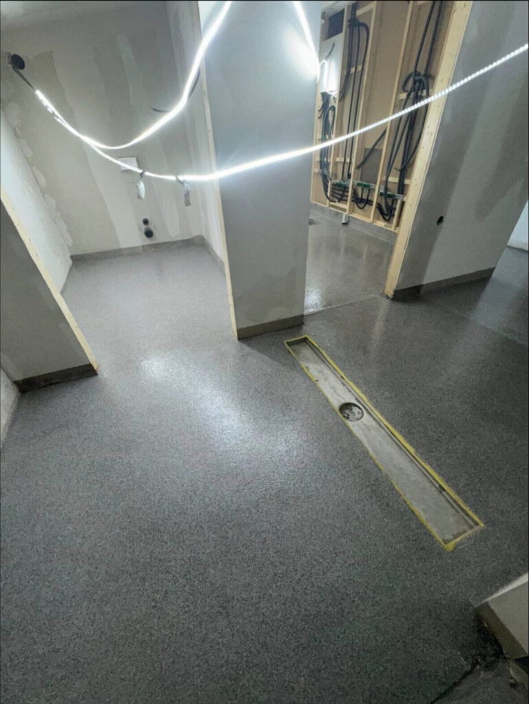 Nytt betonggulv med avretting i et moderne bygg.